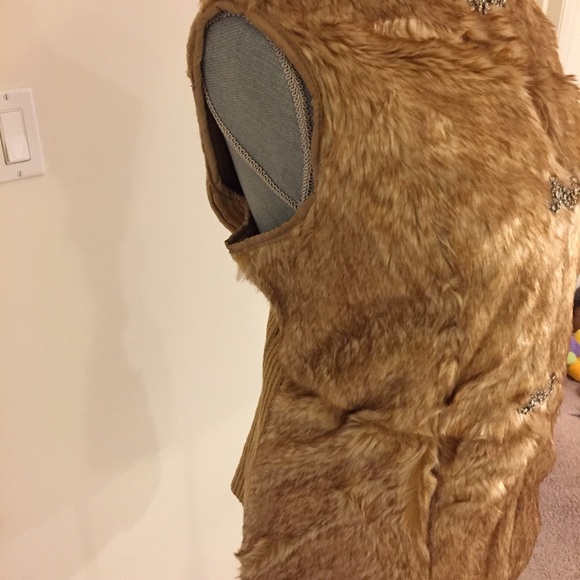 Badgley Mischka Faux Fur Vest w/Jewel Clasps 1X - Picture 6 of 8